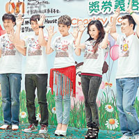 馬國明（左起）、陳偉霆、鍾舒漫、楊思琦及張國強參與義賣活動。