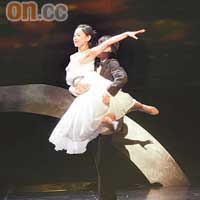 王菀之與軒仔合演舞台劇，前者與男演員有不少辣身舞步。