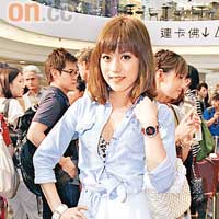 淺藍色牛仔布外套（購自泰國）<br>白色雪紡連身裙（購自日本） 約$1,000<br>白色花花涼鞋 約$500
