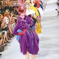  Christian Dior的秋冬高級訂造服以花為題，令人目不暇給。
