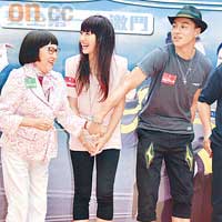 換上齊陰Look的李香琴（左起）和徐子珊，與黃浩然玩遊戲谷劇。