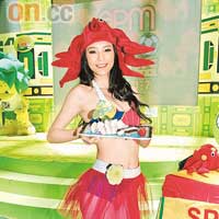  徐萌穿Bra Top上陣，成功搶去「峰」頭。