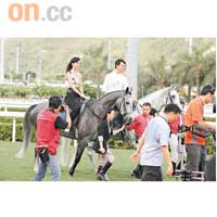 林峯和蔡卓妍雙雙騎馬出場。