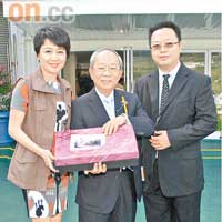 梁安琪與李柱坤（右）賀陳祖澤榮休。