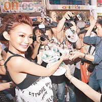 Carol派扇，男Fans爭住攞！