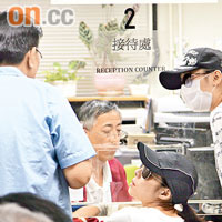 戴蘊慧（右二）和戴辛尉（右三）為父親攞死亡證。