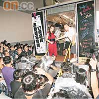 Chrissie出動流動簽名車宣傳寫真，果然夠「腦」力。
