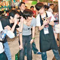  宅男爭住試睇周秀娜的3D DVD，場面熱鬧！
