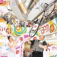  看到單車雜技表演，Janine開心得拍爛手掌。
