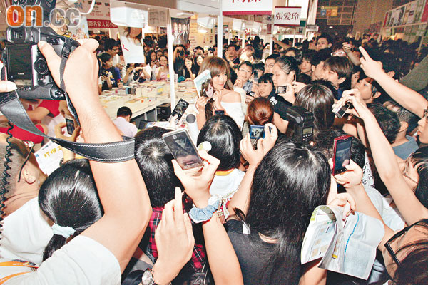 Fans團團圍着傅穎，把現場擠得水洩不通。