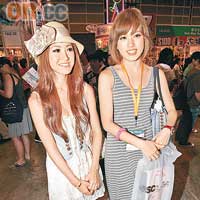  Rainbow（右）和Vilian到書展踩場，各掃了九本寫真取其好意頭。