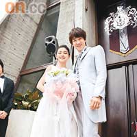 何潤東和大S穿上禮服，拍攝結婚場面。