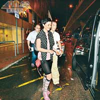 Juno先讓女友上車，相當細心！