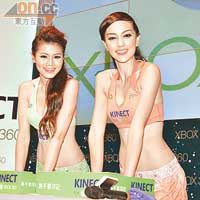  JC（右）打手印時雙手輕夾，反勝周秀娜一仗。