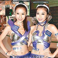  「妄攝女」Kinki（左）與Debby，性感現身動漫節攤位。