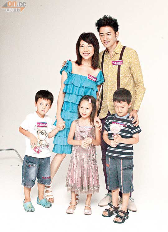  黃婉曼與日模Yuya Kudo及外籍小孩拍廣告，場面溫馨。