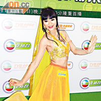 姚婷芝表演柬埔寨民族舞，有板有眼。