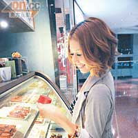 BENI掃化妝品後轉戰餅店，對一件心形西餅愛不釋手。