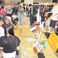 動漫節現場有反o靚模團體示威,市民即席簽名支持。