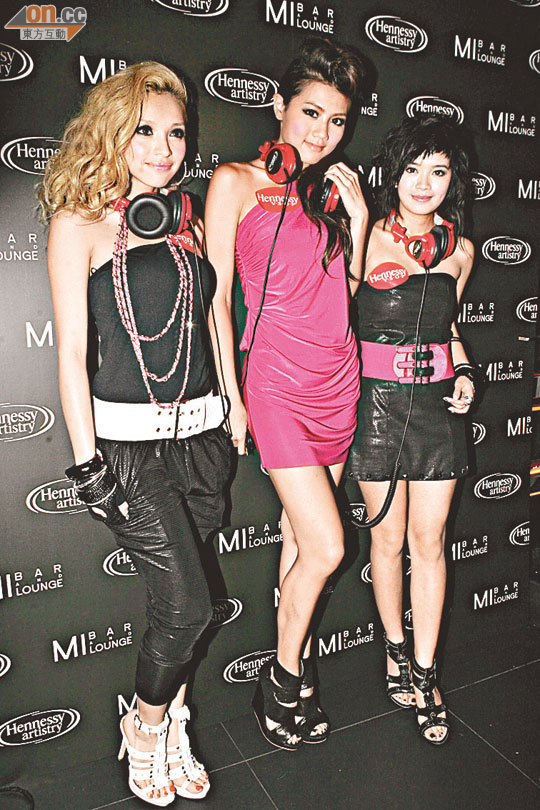 Annie G.（左起）、周秀娜和Hailey C.出席夜店活動。