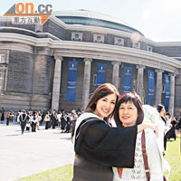 李詩韻終於完成母親（右）的心願，修畢大學課程。