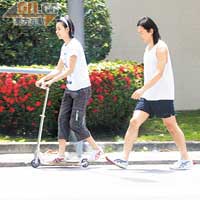  鄭伊健陪女友蒙嘉慧於南灣寓所附近玩滑板車，全程跟到實。
