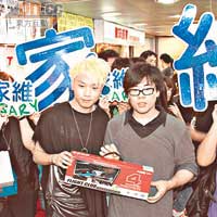  鄭家維「男女通殺」，與男歌迷交換禮物。