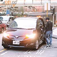  心情麻麻的祖名匆匆上車離開。