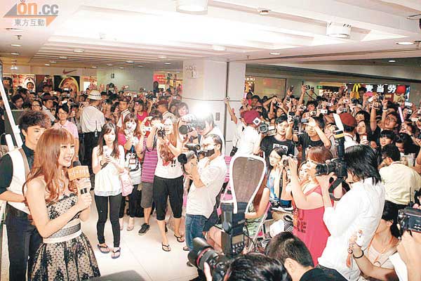  Baby在廣州出席活動，吸引五百名粉絲捧場。