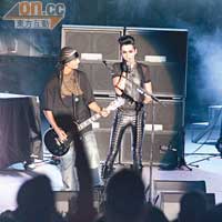 德國搖滾樂隊Tokio Hotel在台上落力表演。