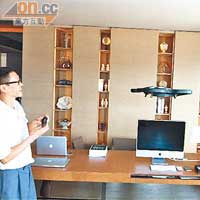 李嘉欣在微博公開老公玩飛機的照片，還留言警告他。