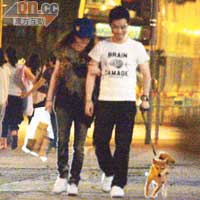 把臂放狗<br>夢夢翹着男友手臂，帶愛犬散步，溫馨甜蜜。