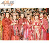  黃浩然（左起）、鍾嘉欣、陳豪、佘詩曼、陳法拉及馬國明穿上古裝行禮。