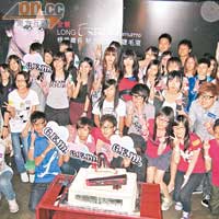  G.E.M.與Fans慶祝19歲生日。