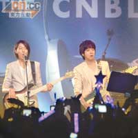  鄭容和（中）率CNBLUE隊友開騷，迷暈在場五百名粉絲。