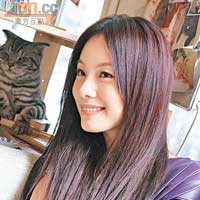 Stephy與可愛的貓咪合照，Cute到暈！