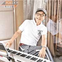 區瑞強有「田園歌王」之稱，以靚聲冧Fans。