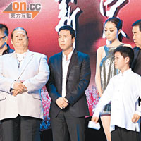 洪金寶（左一起）、甄子丹及熊黛林等《葉問》演員，默默為傷者打氣。 (資料圖片)