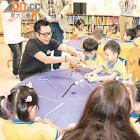 黎耀祥出席親子活動，與小朋友玩遊戲。