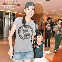汪詩詩帶同女兒Jasmine欣賞音樂劇。