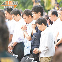陳志雲（中）在台下與市民一起祈禱。
