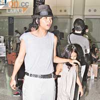 徐濠縈與女兒由泰國返港。