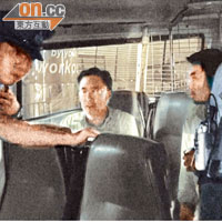  清洪（中）與巫翊鳴（右）被邀上警車，前往中區警署助查。