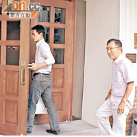  清洪（右）和巫翊鳴一同進入香港外國記者會。攝：陳錦昌