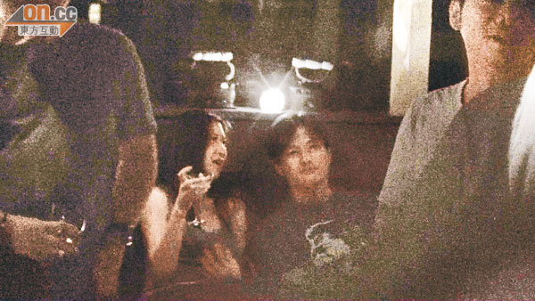 尹子維與中女在酒吧邊飲邊傾，有傾有講。