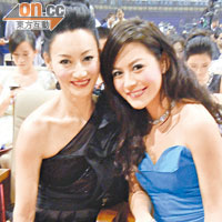  擔任頒獎嘉賓的江若琳（右），化身小Fans與惠英紅合照。