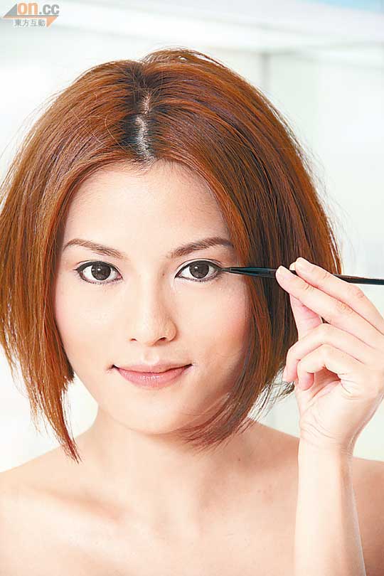 防水妝<br>Step 1<br>用持久的防水眼線咖喱，在睫毛根部畫上眼線。