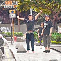 余文樂（左）與友人無懼暴曬，在街邊吹水打發時間。