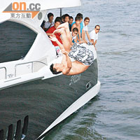陳肇麒在遊艇上表演跳水，膽識過人。