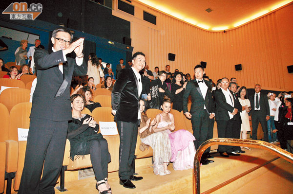 觀眾對新片反應熱烈，導演劉偉強（左）合十致謝。